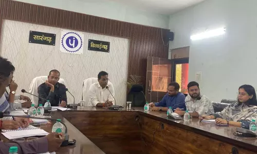 कलेक्टर डॉ संजय कन्नौजे ने आयुष्मान कार्ड का शत- प्रतिशत लक्ष्य पूर्ण करने के दिए निर्देश