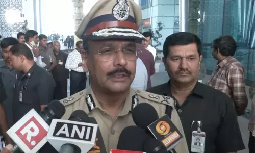 तेलंगाना सरकार और पुलिस के लिए बड़ी सफलता: 130 माओवादियों के हथियारों के साथ सरेंडर करने पर DGP तेलंगाना सरकार और पुलिस के लिए बड़ी सफलता: 130 माओवादियों के हथियारों के साथ सरेंडर करने पर DGP