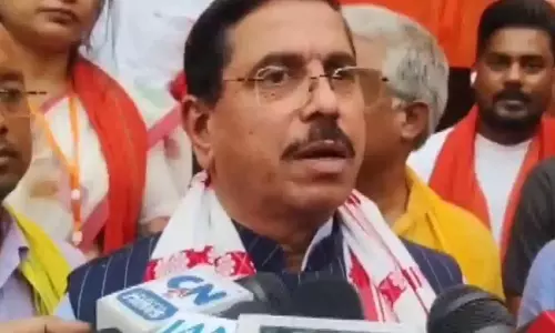 केंद्रीय मंत्री जोशी ने President के सम्मेलन की व्यवस्था को लेकर ममता बनर्जी की आलोचना की