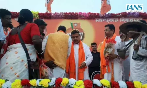 सुवेंदु अधिकारी और सौमित्र खान ने परिवर्तन यात्रा में टीएमसी सरकार पर साधा निशाना सुवेंदु अधिकारी और सौमित्र खान ने परिवर्तन यात्रा में टीएमसी सरकार पर साधा निशाना