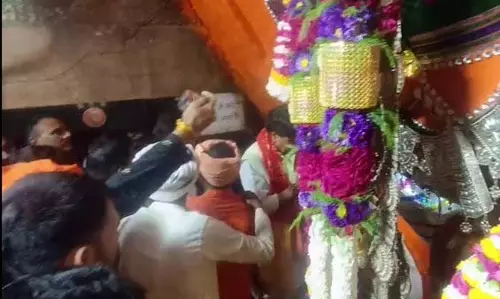 कैलाश विजयवर्गीय ने माता टेकरी मंदिर में अर्चना की कैलाश विजयवर्गीय ने माता टेकरी मंदिर में अर्चना की