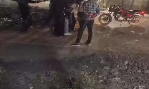 दो गुटों के बीच खूनी झड़प, सड़क पर चले लात-घूंसे और पत्थर, वीडियो वायरल