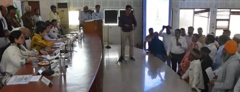 ग्रीन बेल्ट डंपिंग ग्राउंड बनी, Sirsa में अधिकारियों को विरोध ग्रीन बेल्ट डंपिंग ग्राउंड बनी, Sirsa में अधिकारियों को विरोध