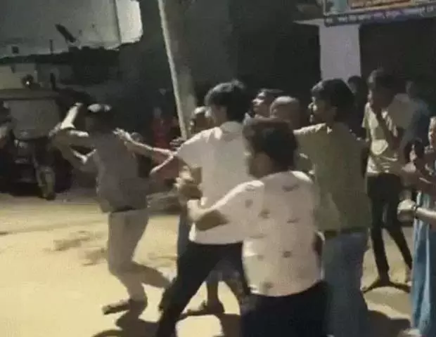 डायल-112 के ड्राइवर पर धर्मांतरण रैकेट चलाने का आरोप, गुंडे बुलाकर पड़ोसी को पिटवाया डायल-112 के ड्राइवर पर धर्मांतरण रैकेट चलाने का आरोप, गुंडे बुलाकर पड़ोसी को पिटवाया
