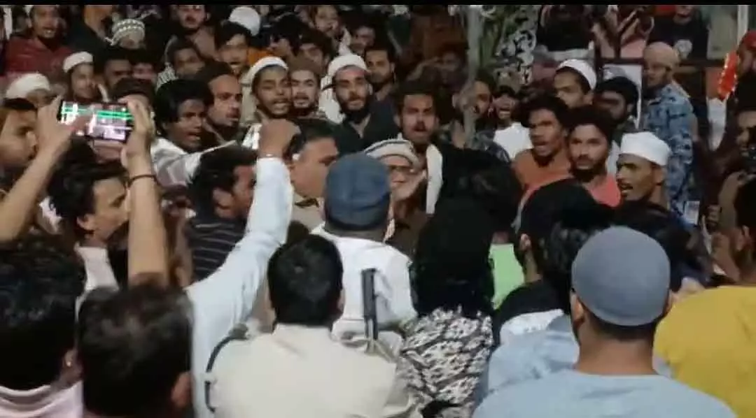 MP: सोशल मीडिया पोस्ट से पुलिस स्टेशन में झड़प MP: सोशल मीडिया पोस्ट से पुलिस स्टेशन में झड़प