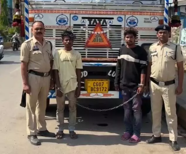 12 चक्का ट्रक चोरी करने वाले 2 आरोपी गिरफ्तार, वारदात के 4 घंटे भीतर दबोचा गया 12 चक्का ट्रक चोरी करने वाले 2 आरोपी गिरफ्तार, वारदात के 4 घंटे भीतर दबोचा गया