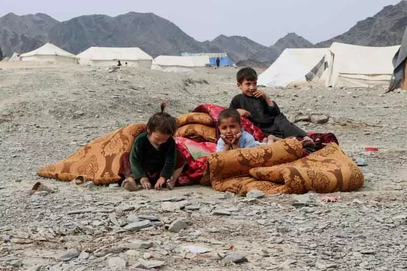 Pakistan-Afghanistan बॉर्डर पर सेना के बीच झड़प, 100K लोग बेघर: UN Pakistan-Afghanistan बॉर्डर पर सेना के बीच झड़प, 100K लोग बेघर: UN