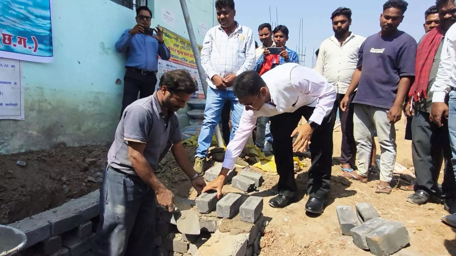 कलेक्टर ने सोखता गड्डा निर्माण के लिए किया श्रमदान कलेक्टर ने सोखता गड्डा निर्माण के लिए किया श्रमदान
