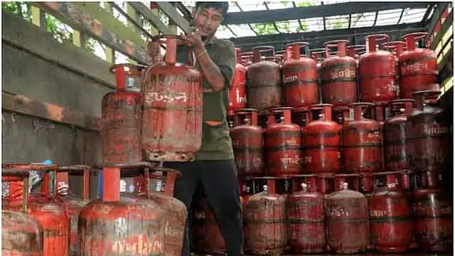 LPG Price Hike: देश के लोगों पर गर्मी की मार, ईरान युद्ध के बीच LPG सिलेंडर के दाम अचानक बढ़ गए LPG Price Hike: देश के लोगों पर गर्मी की मार, ईरान युद्ध के बीच LPG सिलेंडर के दाम अचानक बढ़ गए