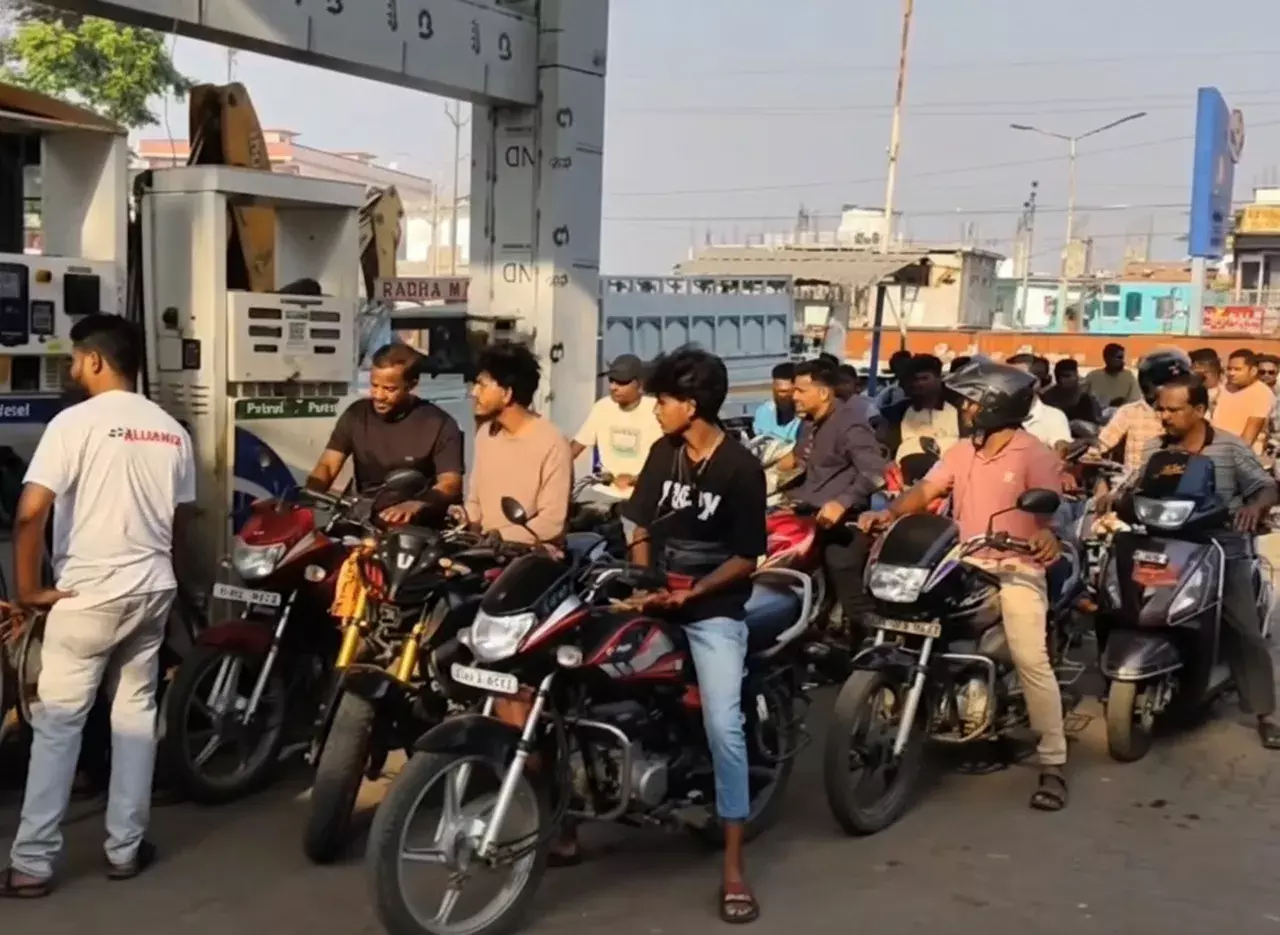 इजराइल-ईरान युद्ध की मार Odisha पर! पेट्रोल पंपों पर लंबी कतारें, कीमतें बढ़ने की अफवाह इजराइल-ईरान युद्ध की मार Odisha पर! पेट्रोल पंपों पर लंबी कतारें, कीमतें बढ़ने की अफवाह