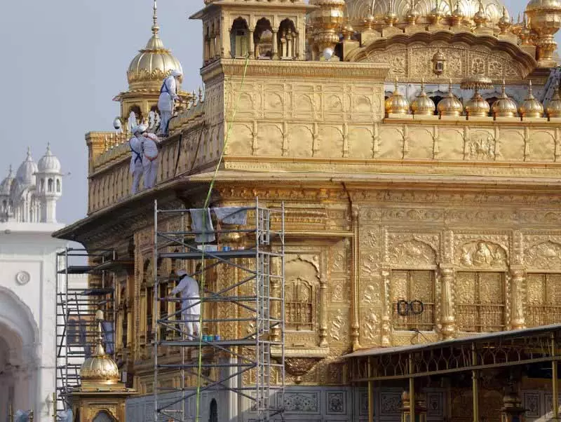 Punjab: स्वर्ण मंदिर में सोने की परत चढ़ी पवित्र जगह की सफाई शुरू Punjab: स्वर्ण मंदिर में सोने की परत चढ़ी पवित्र जगह की सफाई शुरू