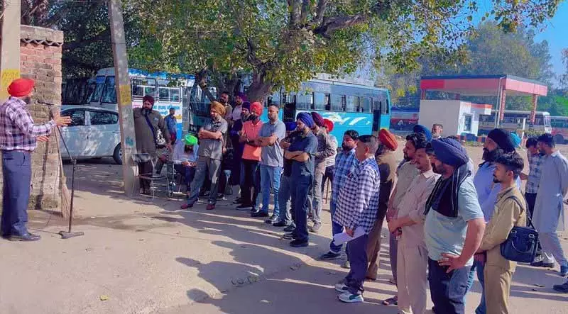 Jalandhar: रोडवेज के कॉन्ट्रैक्ट कर्मचारियों ने रेगुलर नौकरी की मांग को लेकर विरोध प्रदर्शन किया Jalandhar: रोडवेज के कॉन्ट्रैक्ट कर्मचारियों ने रेगुलर नौकरी की मांग को लेकर विरोध प्रदर्शन किया
