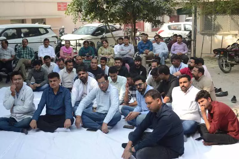 डॉक्टर पर ‘हमले’ को लेकर गतिरोध जारी, आज पूरे राज्य में OPD हड़ताल डॉक्टर पर ‘हमले’ को लेकर गतिरोध जारी, आज पूरे राज्य में OPD हड़ताल