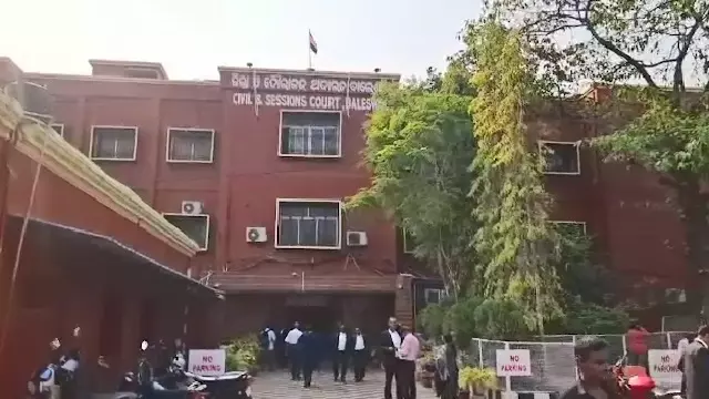Balasore: कोर्ट परिसर से कैदी फरार, पुलिस की लापरवाही का शक Balasore: कोर्ट परिसर से कैदी फरार, पुलिस की लापरवाही का शक