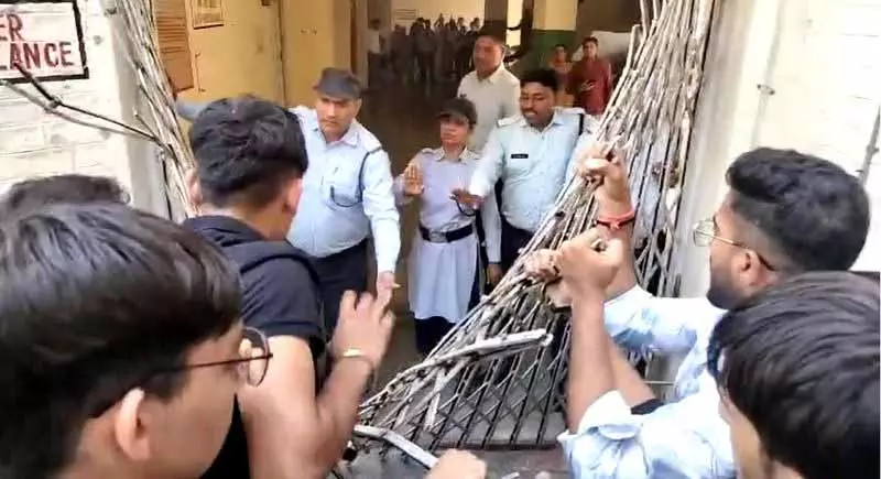 राज्य में नर्सिंग, पैरामेडिकल कोर्स के लिए NEET की संभावना, उम्मीदवारों ने विरोध किया राज्य में नर्सिंग, पैरामेडिकल कोर्स के लिए NEET की संभावना, उम्मीदवारों ने विरोध किया
