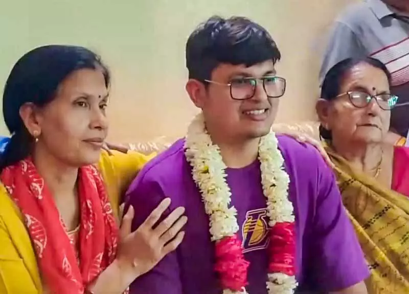 राजस्थान के डॉक्टर ने सिविल सर्विसेज़ एग्जाम में टॉप किया, हरियाणा के BJP नेता के बेटे तीसरे नंबर पर राजस्थान के डॉक्टर ने सिविल सर्विसेज़ एग्जाम में टॉप किया, हरियाणा के BJP नेता के बेटे तीसरे नंबर पर