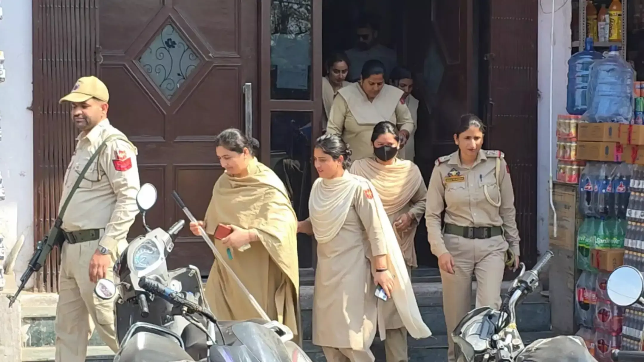 Kathua: होटल चेकिंग अभियान में पुलिस की सख्ती Kathua: होटल चेकिंग अभियान में पुलिस की सख्ती