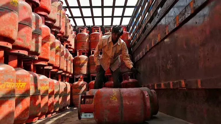 तमिलनाडु होटल्स के संगठन ने केंद्र से कमर्शियल LPG सिलेंडर की सप्लाई पर आदेश वापस लेने का अनुरोध किया तमिलनाडु होटल्स के संगठन ने केंद्र से कमर्शियल LPG सिलेंडर की सप्लाई पर आदेश वापस लेने का अनुरोध किया