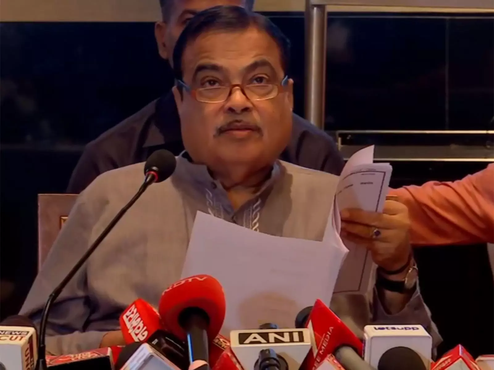 Gadkari ने पेट्रोलियम लॉबी पर निशाना साधा, ग्रीन एनर्जी प्रोजेक्ट्स पर जोर दिया Gadkari ने पेट्रोलियम लॉबी पर निशाना साधा, ग्रीन एनर्जी प्रोजेक्ट्स पर जोर दिया