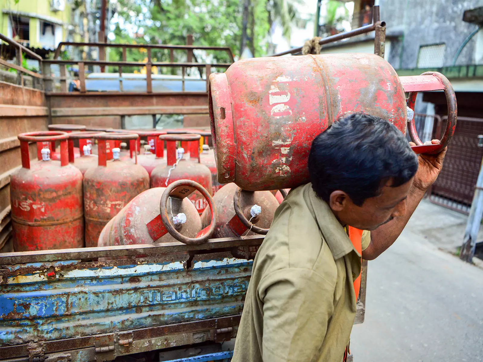 घरेलू LPG की कीमत 60 रुपये बढ़ी, कमर्शियल सिलेंडर 115 रुपये महंगा घरेलू LPG की कीमत 60 रुपये बढ़ी, कमर्शियल सिलेंडर 115 रुपये महंगा