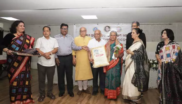 मशहूर लेखिका Pushpanjali Nayak को पांचवें सुकुबीना श्रेष्ठ स्मृति पुरस्कार से सम्मानित किया गया मशहूर लेखिका Pushpanjali Nayak को पांचवें सुकुबीना श्रेष्ठ स्मृति पुरस्कार से सम्मानित किया गया