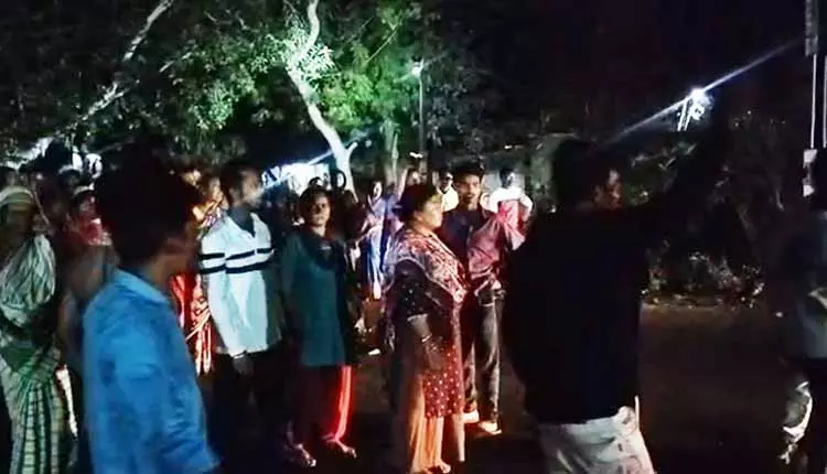 Khordha में देसी बम से हमले में नाबालिग समेत तीन घायल Khordha में देसी बम से हमले में नाबालिग समेत तीन घायल
