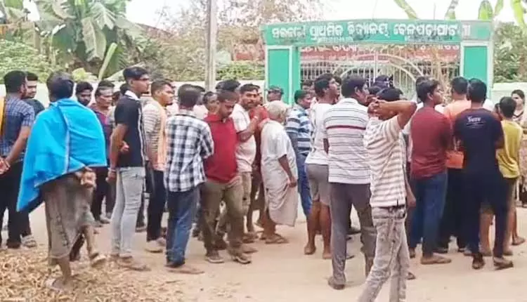 परिवार और गांववालों ने Nayagarh के बेलपाड़ा प्राइमरी स्कूल में ताला जड़ा, कार्रवाई की मांग परिवार और गांववालों ने Nayagarh के बेलपाड़ा प्राइमरी स्कूल में ताला जड़ा, कार्रवाई की मांग