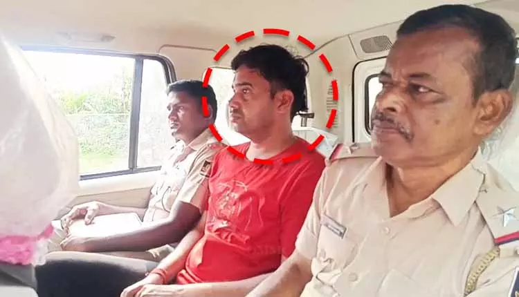 Bhadrak में सातवीं क्लास की लड़की से रेप की कोशिश के आरोप में टीचर हिरासत में Bhadrak में सातवीं क्लास की लड़की से रेप की कोशिश के आरोप में टीचर हिरासत में
