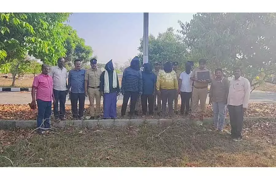 Vijayapura : हरपनहल्ली में पांच लुटेरे गिरफ्तार Vijayapura : हरपनहल्ली में पांच लुटेरे गिरफ्तार