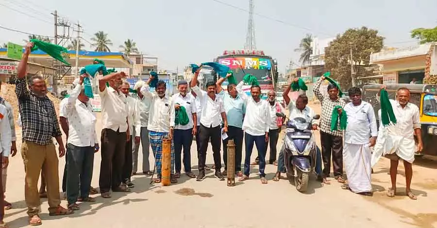 Magadi : किसानों की समस्याओं का समाधान न होने पर सड़क जाम कर विरोध प्रदर्शन Magadi : किसानों की समस्याओं का समाधान न होने पर सड़क जाम कर विरोध प्रदर्शन
