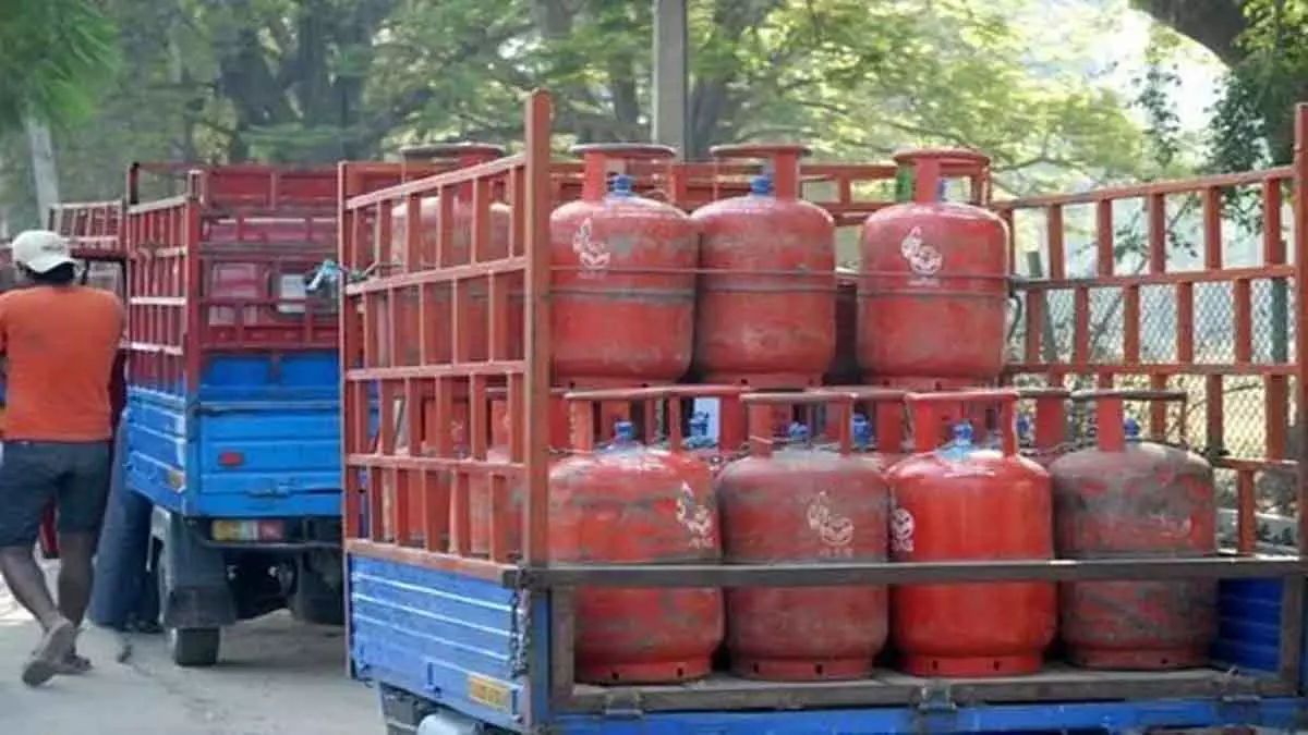 MP : घरेलू LPG सिलेंडर की कीमत ₹60 बढ़ी, कमर्शियल सिलेंडर ₹115 महंगा, 7 मार्च से दाम बढ़े MP : घरेलू LPG सिलेंडर की कीमत ₹60 बढ़ी, कमर्शियल सिलेंडर ₹115 महंगा, 7 मार्च से दाम बढ़े