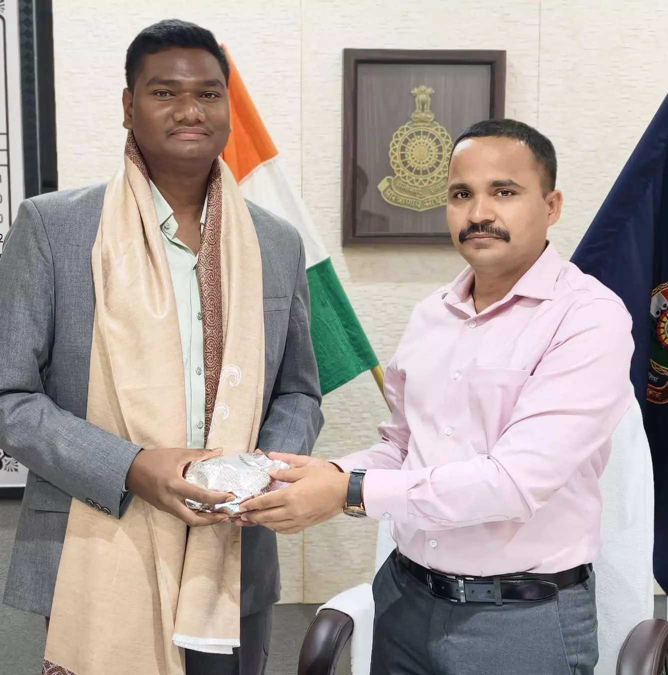 UPSC परीक्षा पास करने वाले डायमंड सिंह ध्रुव का धमतरी एसपी ने किया सम्मान UPSC परीक्षा पास करने वाले डायमंड सिंह ध्रुव का धमतरी एसपी ने किया सम्मान