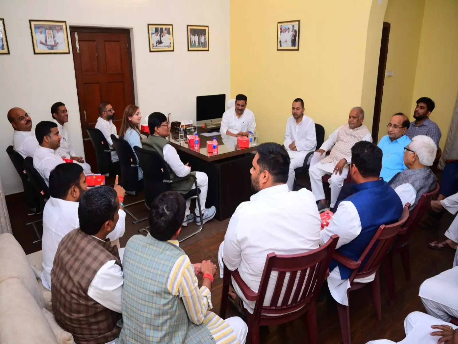 Bihar: निशांत कुमार ने पार्टी में शामिल होने से पहले जेडीयू के सीनियर नेताओं के साथ मीटिंग की Bihar: निशांत कुमार ने पार्टी में शामिल होने से पहले जेडीयू के सीनियर नेताओं के साथ मीटिंग की