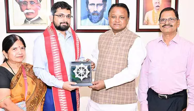 CM Majhi ने UPSC में 100वीं रैंक लाने वाले सात्विक सत्यकाम देवता को लोक सेवा भवन में सम्मानित किया CM Majhi ने UPSC में 100वीं रैंक लाने वाले सात्विक सत्यकाम देवता को लोक सेवा भवन में सम्मानित किया