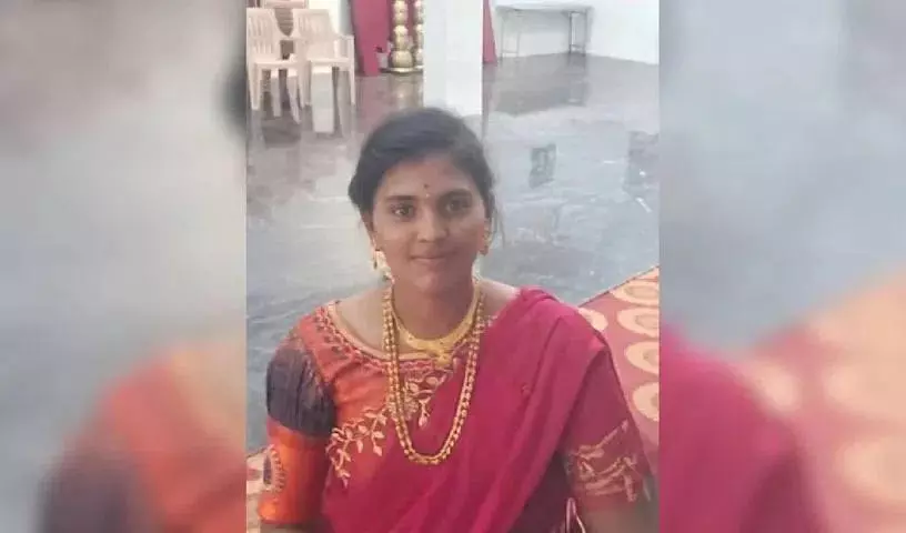 Bengaluru में 3 दिन पुराने सांभर को लेकर पति से झगड़े के बाद महिला ने खुदकुशी कर ली Bengaluru में 3 दिन पुराने सांभर को लेकर पति से झगड़े के बाद महिला ने खुदकुशी कर ली