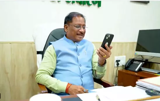 UPSC पास होनहार युवाओं से वीडियो कॉल पर CM साय ने की बात UPSC पास होनहार युवाओं से वीडियो कॉल पर CM साय ने की बात