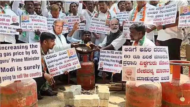 LPG गैस सिलेंडर की कीमत 60 रुपये बढ़ी, कांग्रेस ने केंद्र के खिलाफ किया विरोध प्रदर्शन LPG गैस सिलेंडर की कीमत 60 रुपये बढ़ी, कांग्रेस ने केंद्र के खिलाफ किया विरोध प्रदर्शन