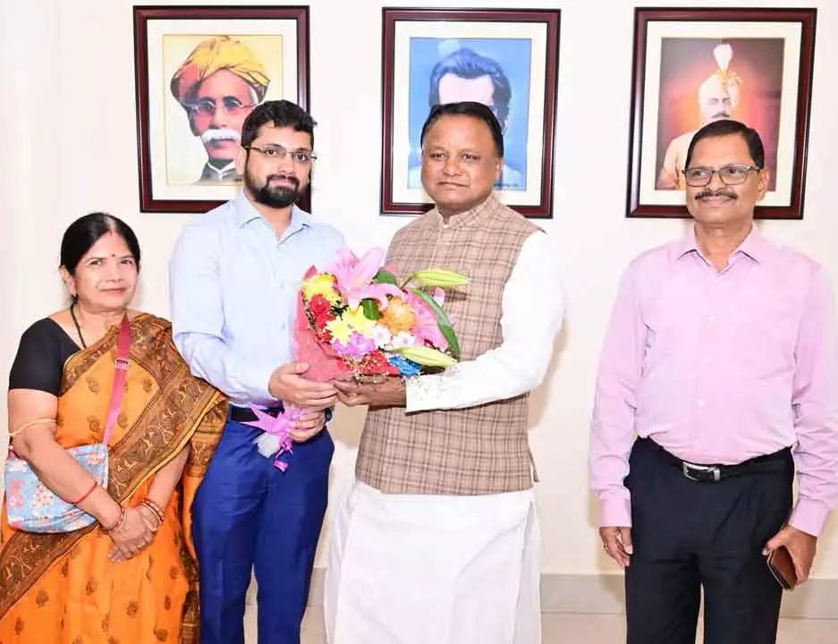 Odisha: मुख्यमंत्री ने यूपीएससी क्वालिफ़ायर सात्विक सत्यकाम देवता को सम्मानित किया Odisha: मुख्यमंत्री ने यूपीएससी क्वालिफ़ायर सात्विक सत्यकाम देवता को सम्मानित किया