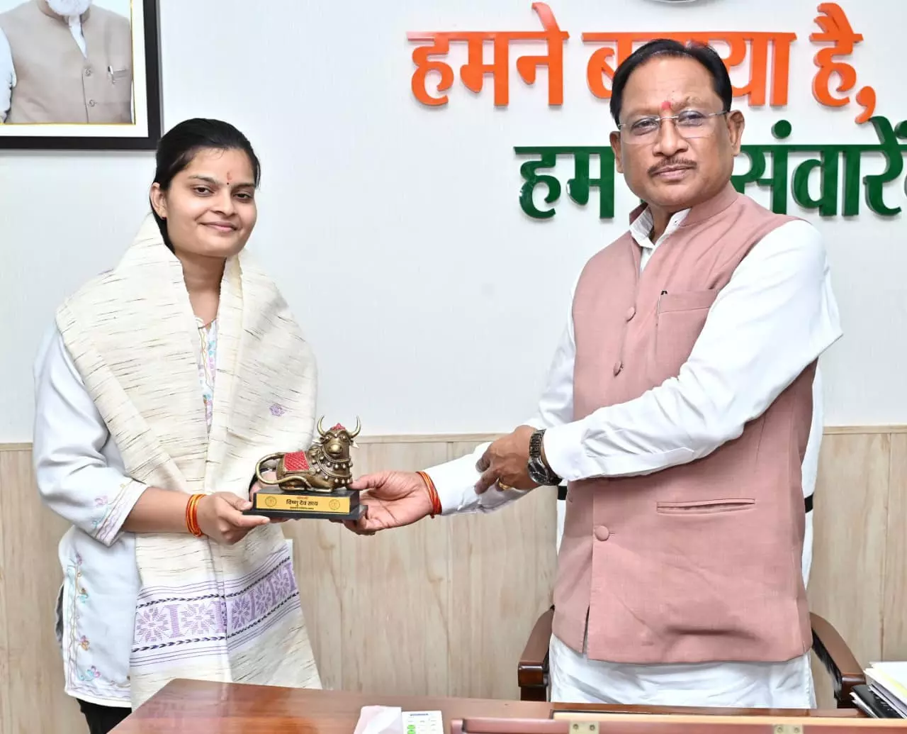 UPSC परीक्षा में 35वीं रैंक प्राप्त करने वाली वैभवी अग्रवाल को मुख्यमंत्री ने दी बधाई UPSC परीक्षा में 35वीं रैंक प्राप्त करने वाली वैभवी अग्रवाल को मुख्यमंत्री ने दी बधाई