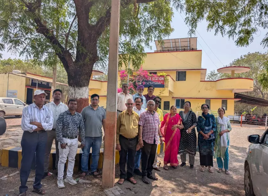 अधिकारी की जान लेने वाले थार चालक पर कार्रवाई नहीं, माना थाने का घेराव अधिकारी की जान लेने वाले थार चालक पर कार्रवाई नहीं, माना थाने का घेराव