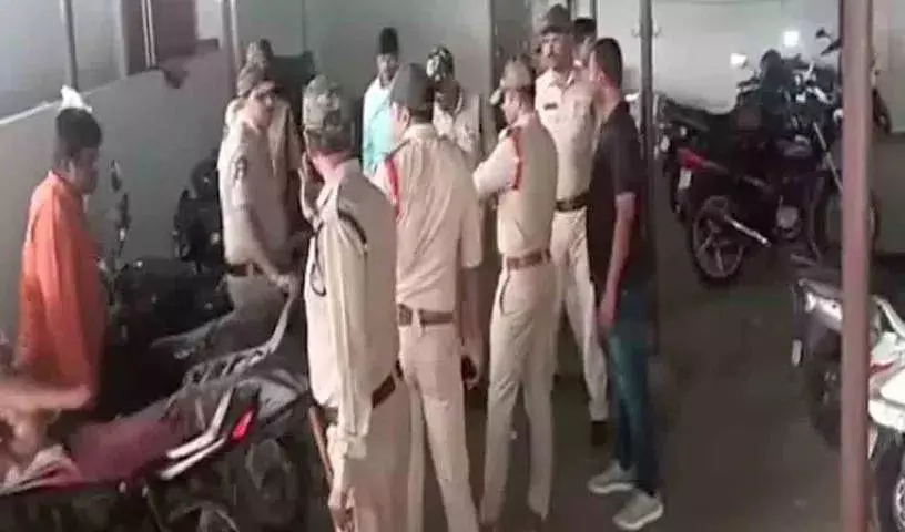 Vijayawada में घेराबंदी, पुलिस पर फायरिंग की कोशिश Vijayawada में घेराबंदी, पुलिस पर फायरिंग की कोशिश