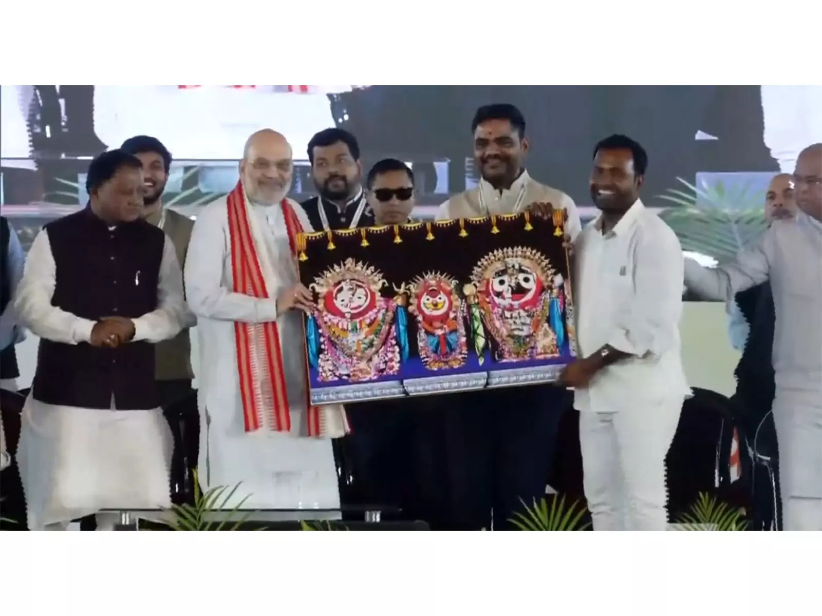 केंद्रीय गृह मंत्री अमित शाह ने ओडिशा दौरे के दौरान भगवान जगन्नाथ का चित्र प्राप्त किया केंद्रीय गृह मंत्री अमित शाह ने ओडिशा दौरे के दौरान भगवान जगन्नाथ का चित्र प्राप्त किया