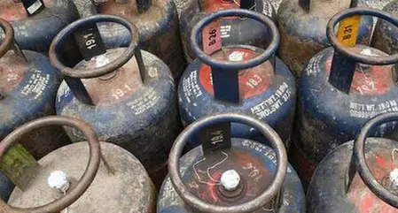 LPG सिलेंडर महंगा होने पर लोगों की नाराजगी, पूछा- गरीब लोग कहां जाएं LPG सिलेंडर महंगा होने पर लोगों की नाराजगी, पूछा- गरीब लोग कहां जाएं