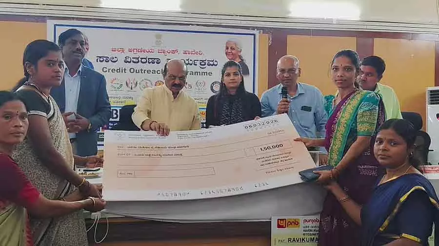 301 लाभार्थियों को ₹819.74 करोड़ का लोन: Basavaraj Bommai 301 लाभार्थियों को ₹819.74 करोड़ का लोन: Basavaraj Bommai
