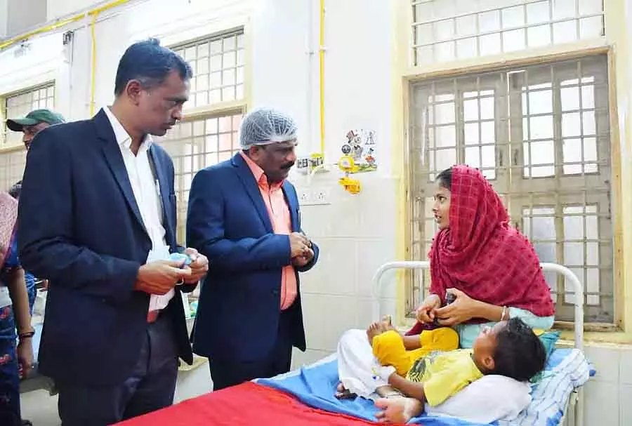 Hospital, हॉस्टल हड़ताल: बाल अधिकार संरक्षण आयोग के अधिकारियों में झड़प Hospital, हॉस्टल हड़ताल: बाल अधिकार संरक्षण आयोग के अधिकारियों में झड़प