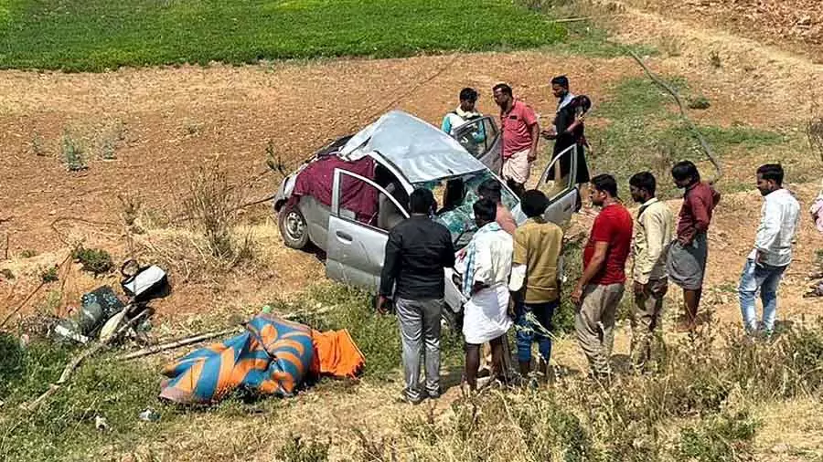 Bengaluru: अंजनाद्री आते समय कार पलटने से बुजुर्ग दंपति की मौत Bengaluru: अंजनाद्री आते समय कार पलटने से बुजुर्ग दंपति की मौत