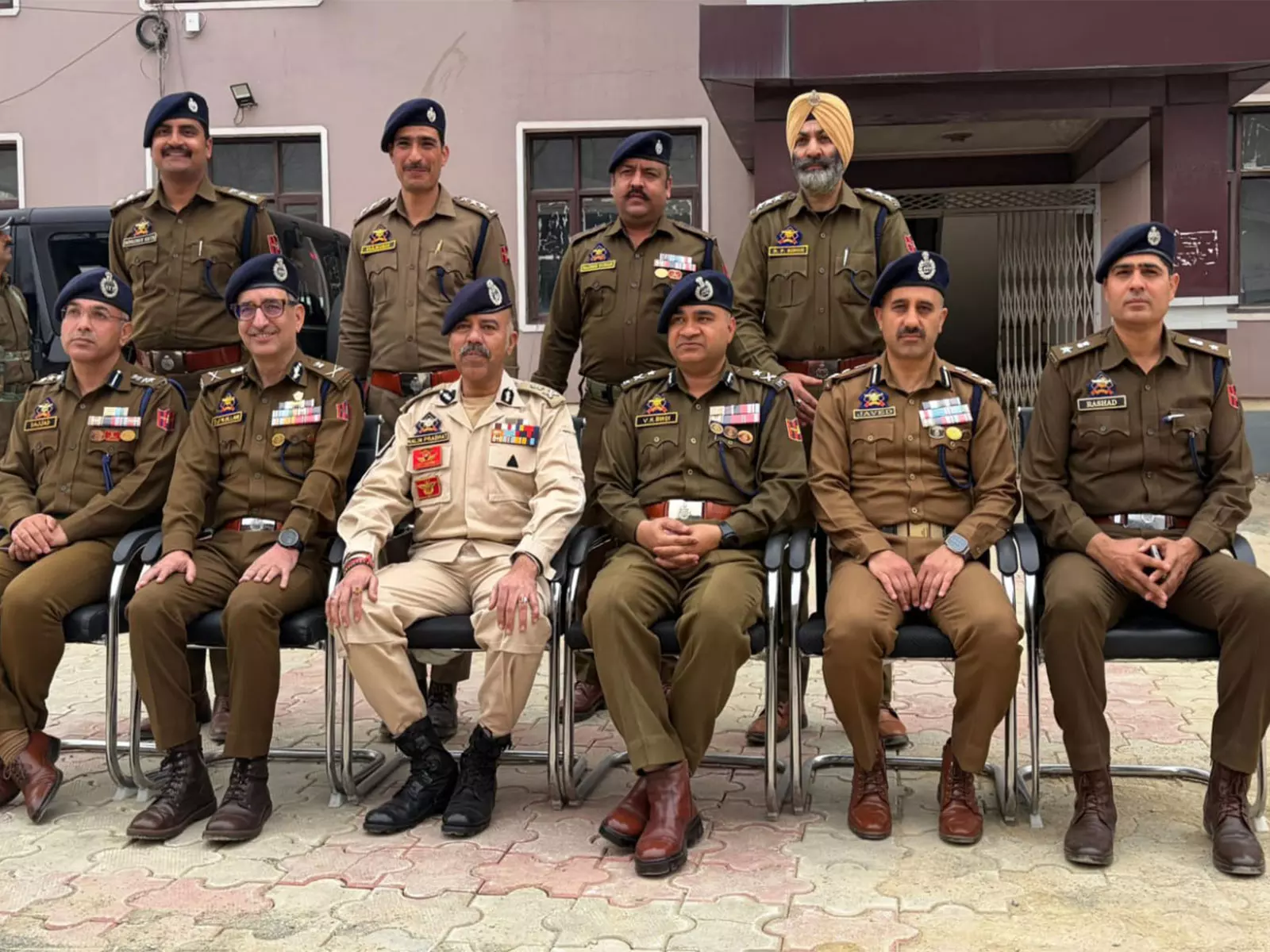 जम्मू-कश्मीर: DGP नलिन प्रभात ने अवंतीपोरा में सुरक्षा और आतंकवाद विरोधी अभियानों की समीक्षा की जम्मू-कश्मीर: DGP नलिन प्रभात ने अवंतीपोरा में सुरक्षा और आतंकवाद विरोधी अभियानों की समीक्षा की