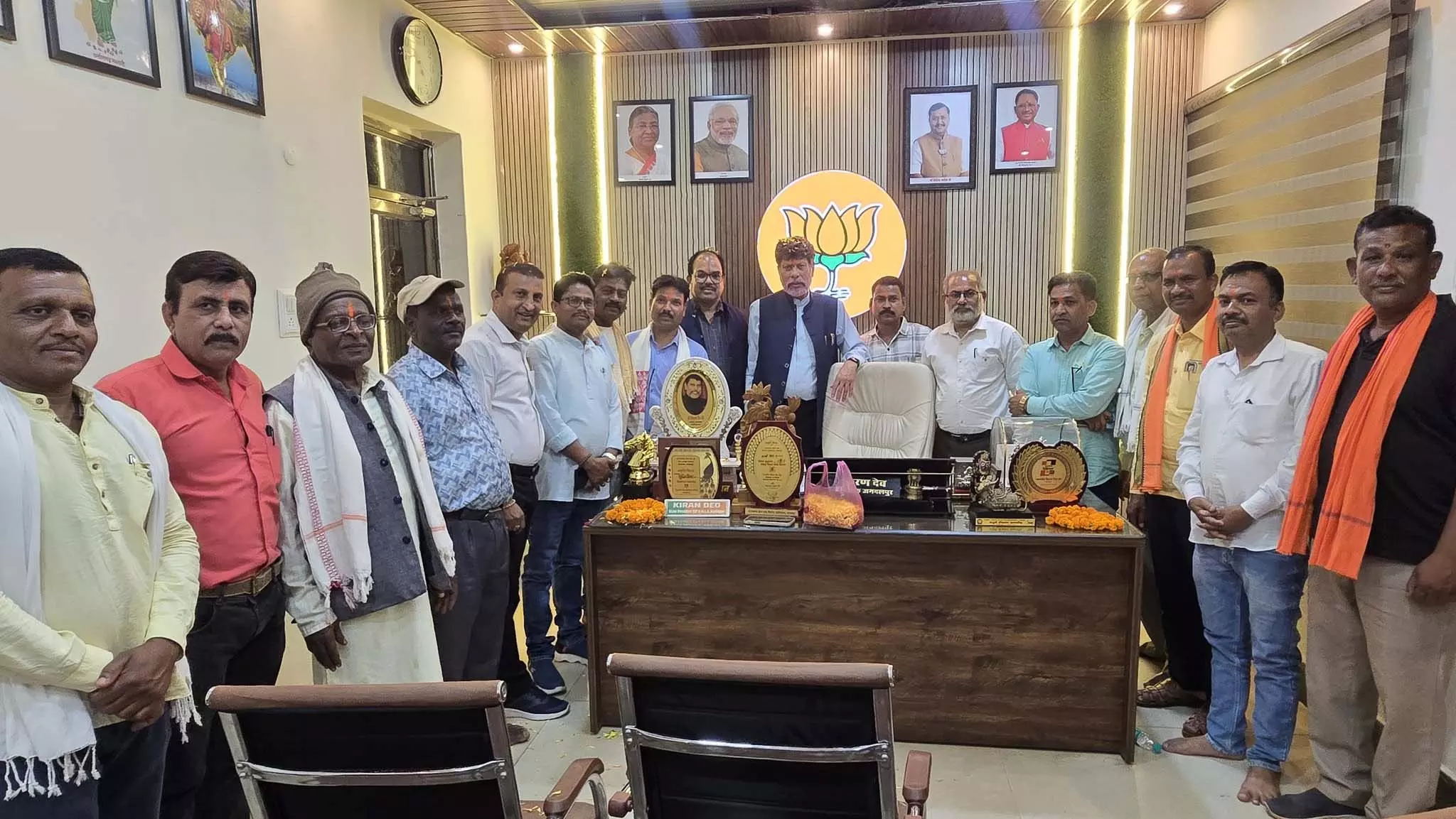 भाजपा प्रदेश अध्यक्ष किरण सिंह देव ने कार्यकर्ताओं से की मुलाकात भाजपा प्रदेश अध्यक्ष किरण सिंह देव ने कार्यकर्ताओं से की मुलाकात