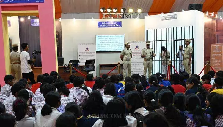 न्याय संहिता प्रदर्शनी ने भुवनेश्वर के IDCO मैदान में भीड़ खींची न्याय संहिता प्रदर्शनी ने भुवनेश्वर के IDCO मैदान में भीड़ खींची