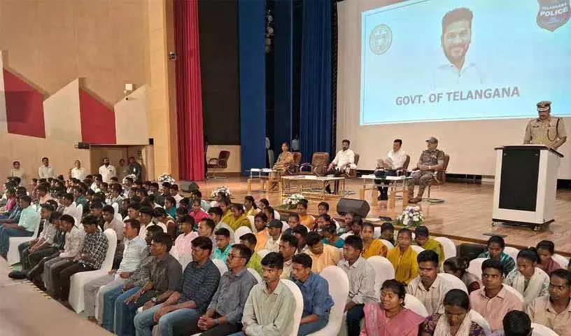 तेलंगाना के CM रेवंत रेड्डी के सामने 130 CPI (माओवादी) कैडरों ने सरेंडर किया तेलंगाना के CM रेवंत रेड्डी के सामने 130 CPI (माओवादी) कैडरों ने सरेंडर किया
